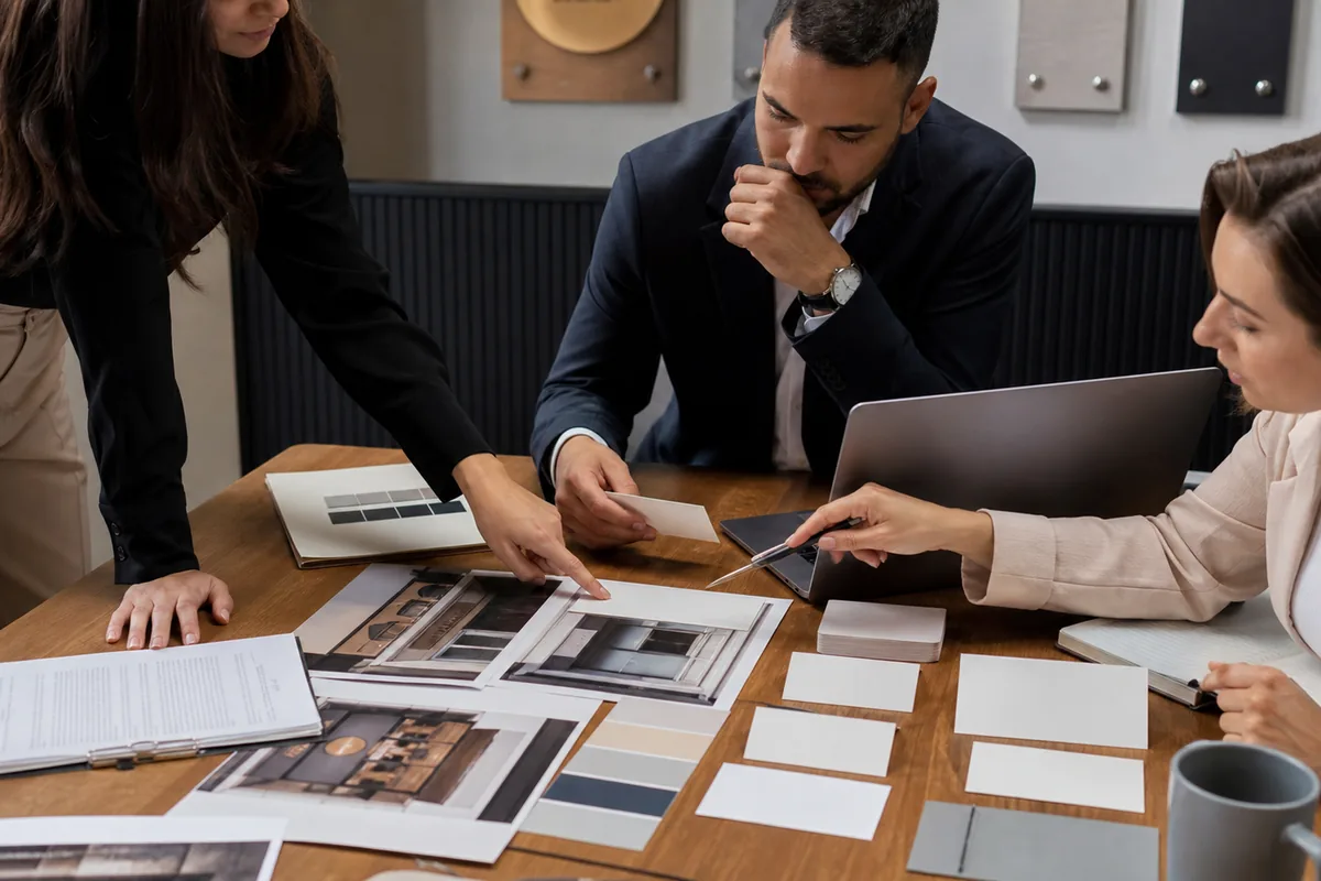 Equipe revisa identidade visual e documentos antes de usar nome de empresa