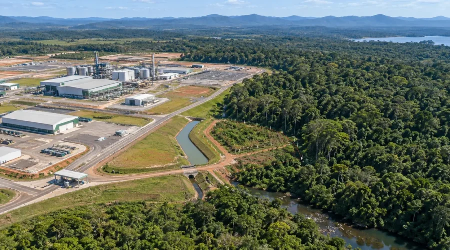 Empreendimento industrial ao lado de floresta preservada e área delimitada