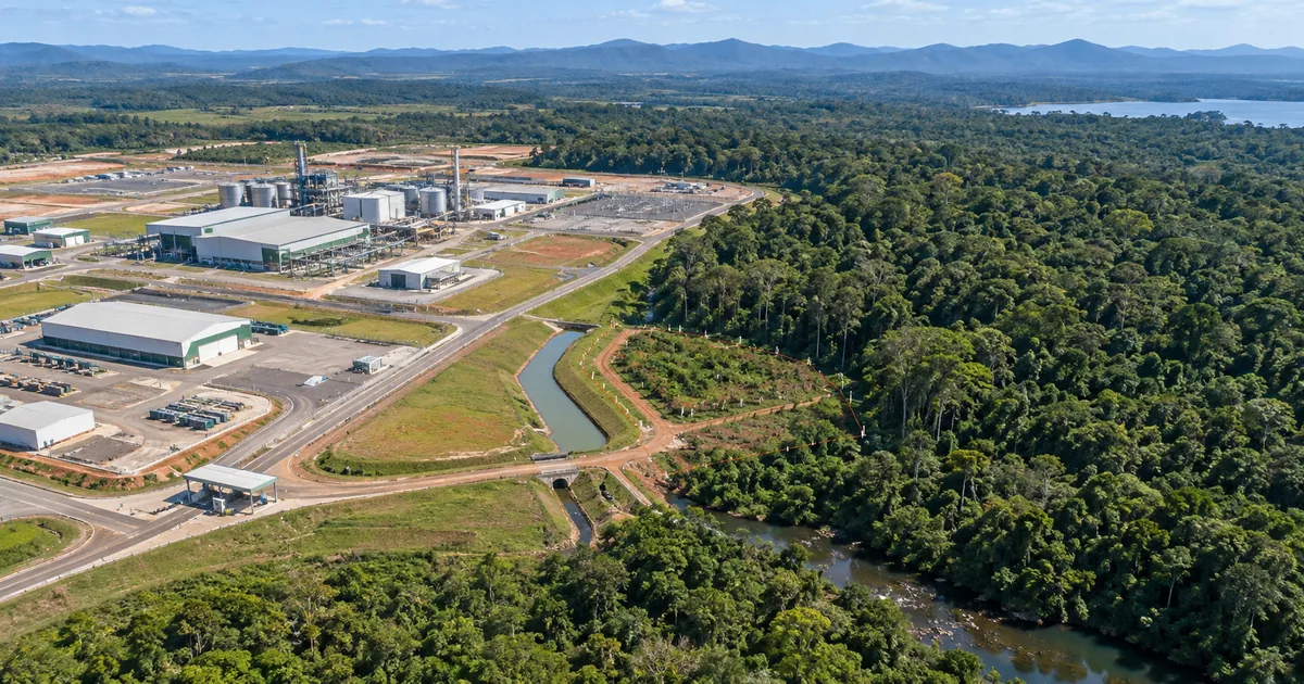Empreendimento industrial ao lado de floresta preservada e área delimitada