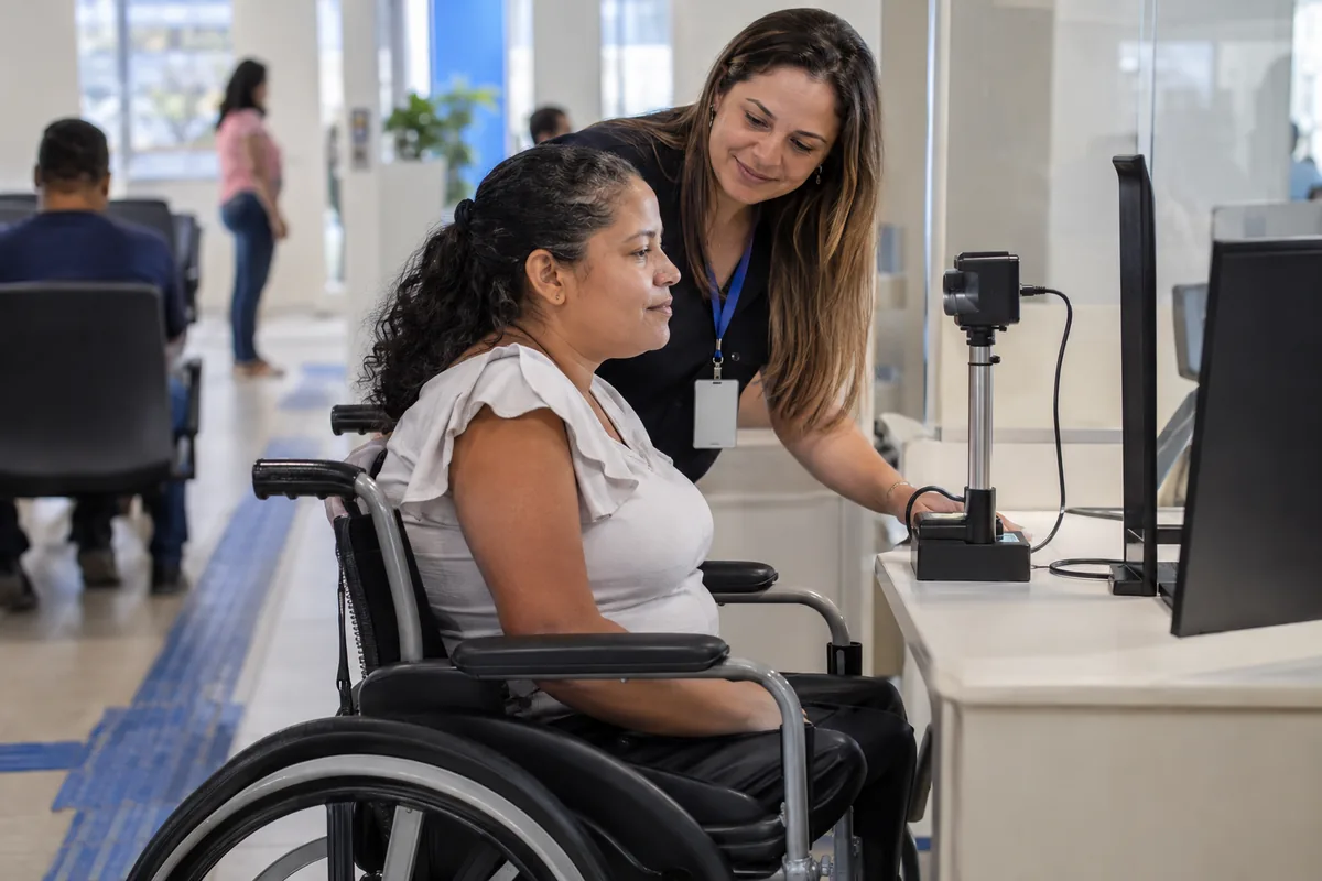 Pessoa com deficiência realiza identificação biométrica para o BPC