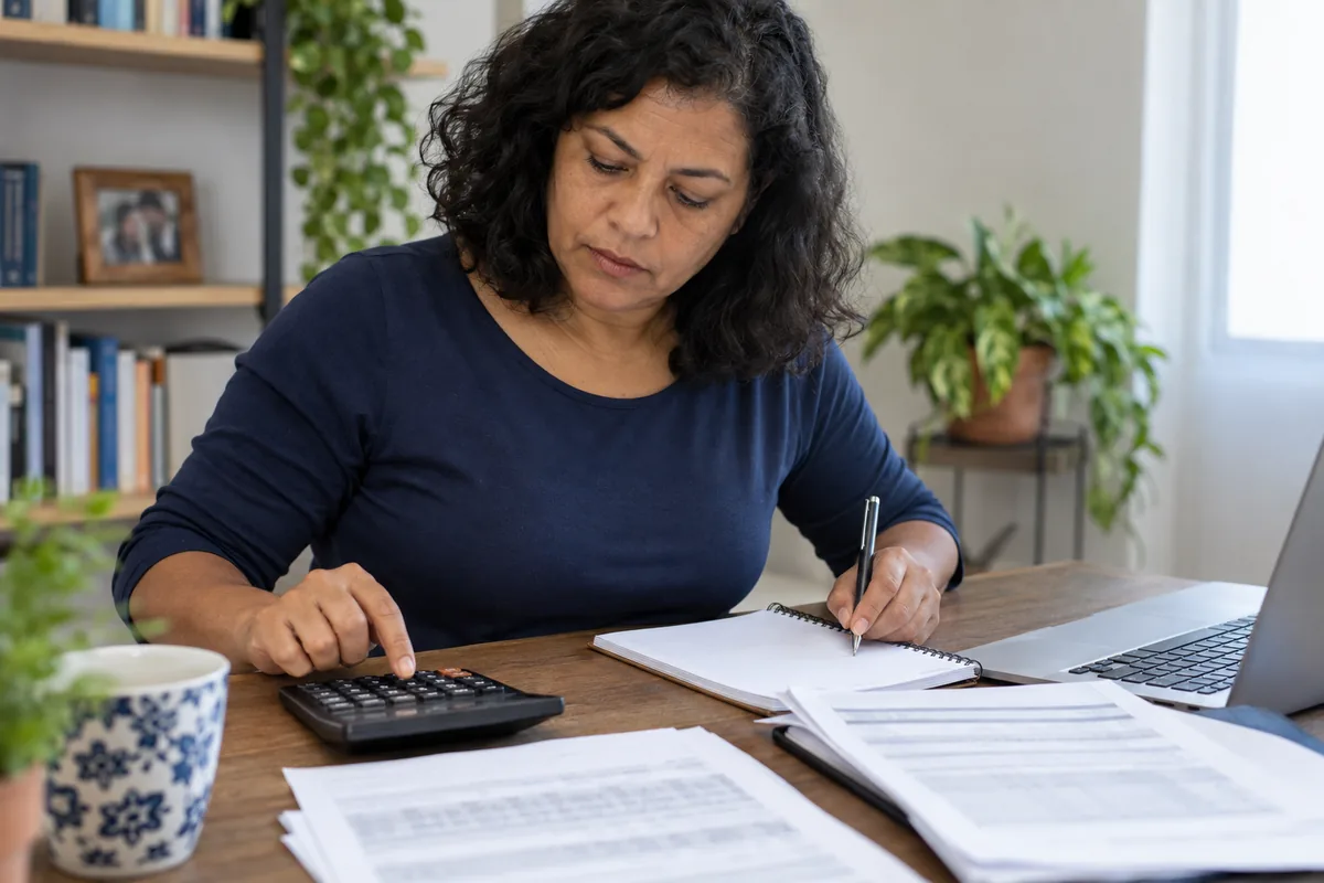 Mulher usa calculadora para calcular a pensão por morte