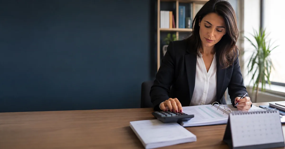 Profissional calcula verbas de uma rescisão contratual