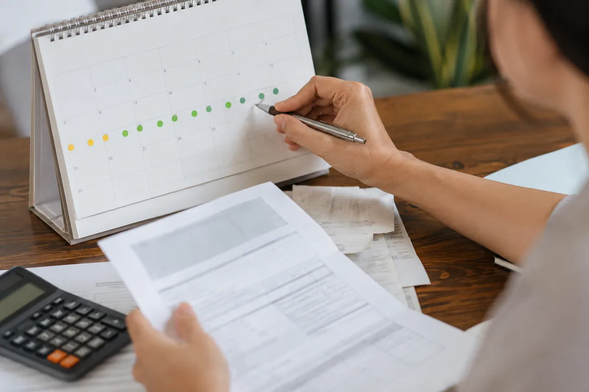 Trabalhadora marca os meses considerados no décimo terceiro proporcional
