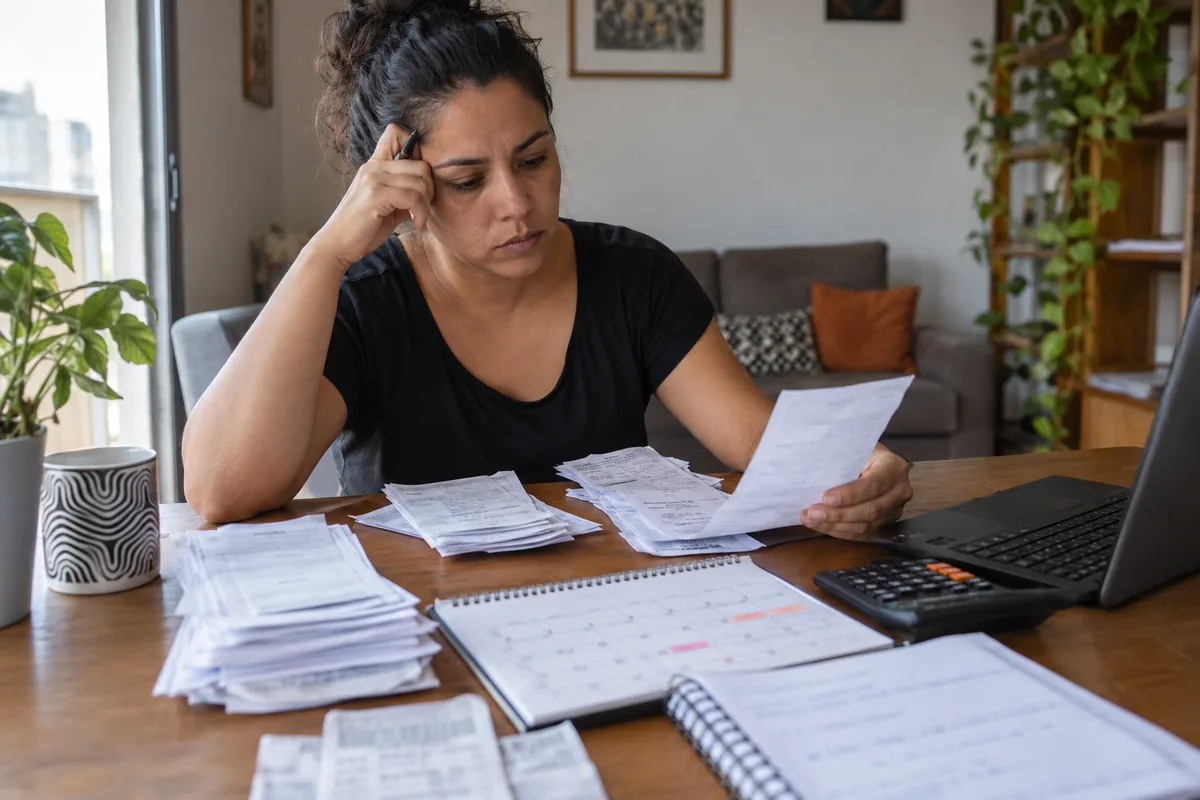 Trabalhadora organiza recibos e calendário do tratamento ocupacional