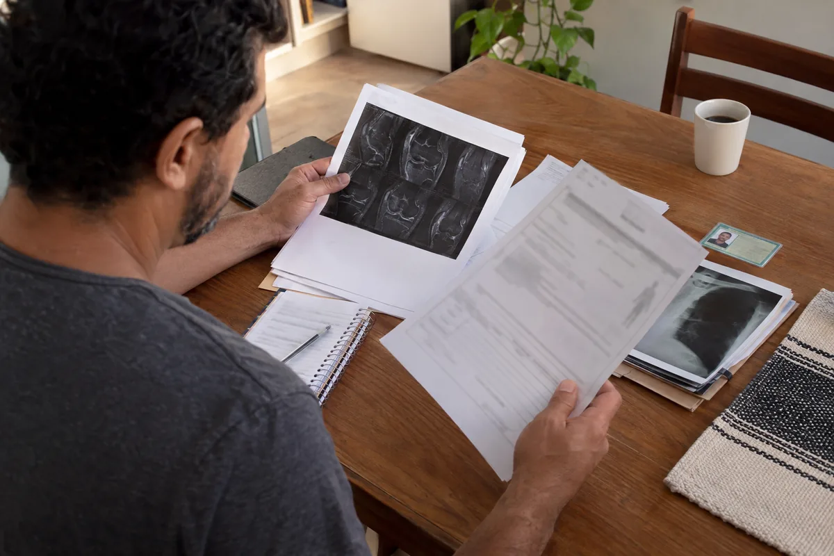 Trabalhador organiza laudos e exames para pedir auxílio-acidente