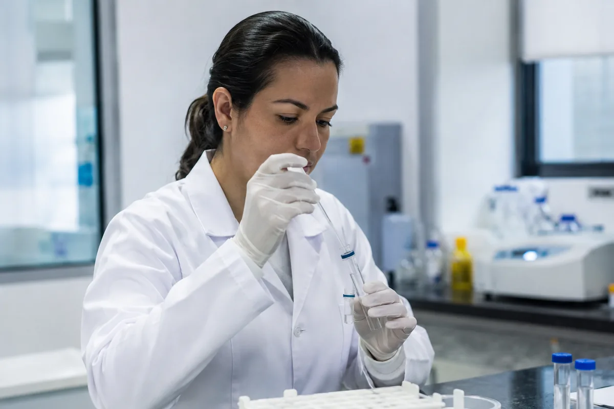 Profissional de laboratório prepara amostras para exame de DNA