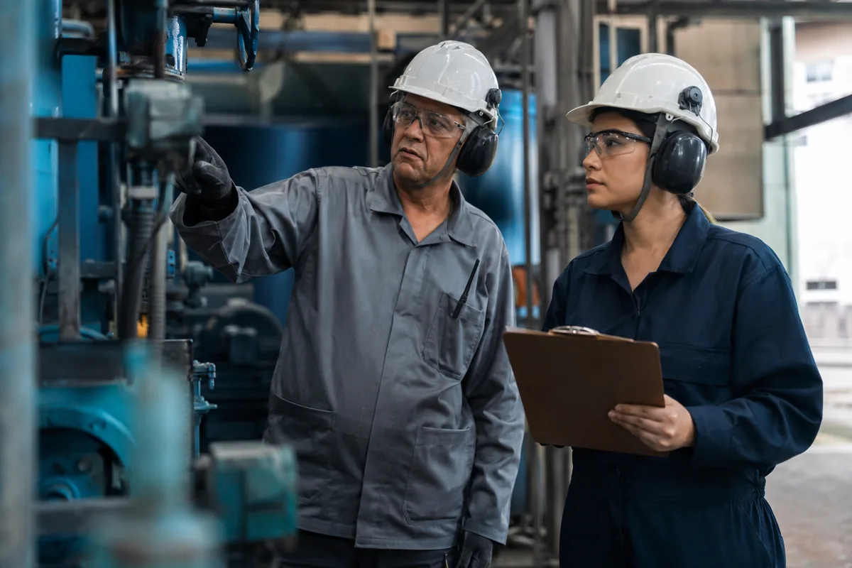 Trabalhador e técnica avaliam insalubridade em ambiente industrial