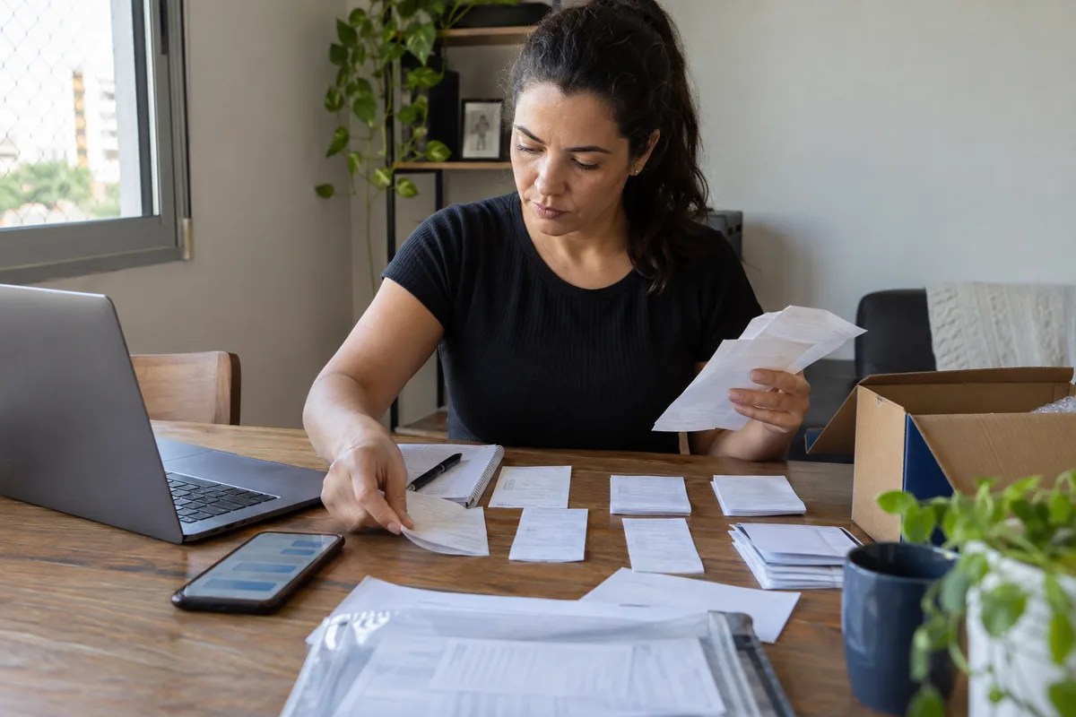 Consumidora organiza comprovantes e registros de problema de consumo