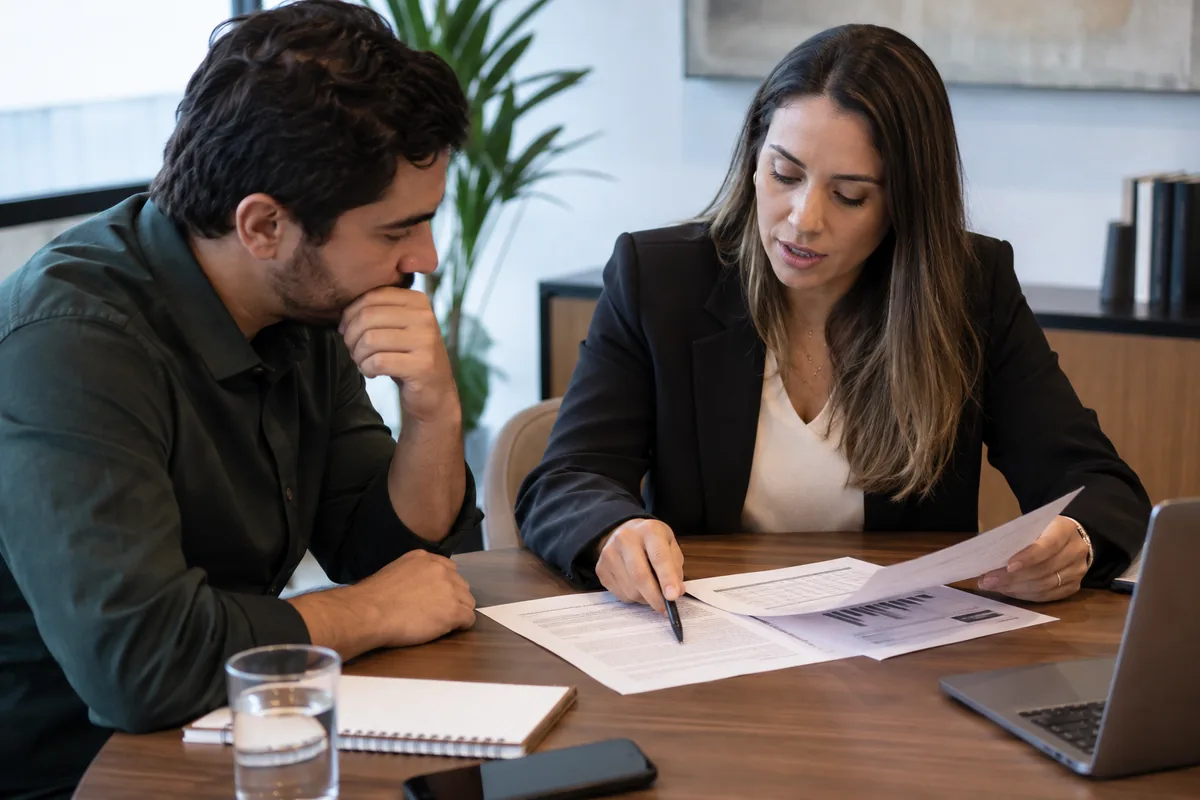 Advogada explica ao consumidor o cálculo de multa por rescisão