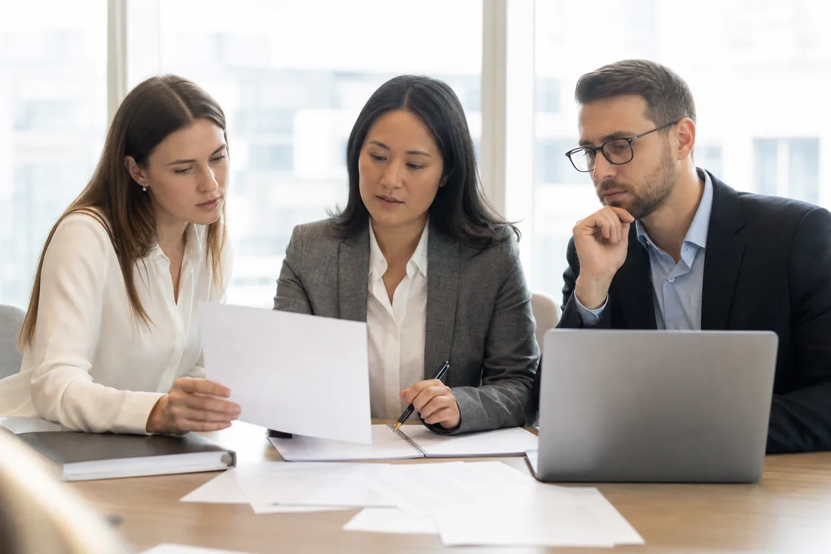 Equipe revisa requisitos de vaga antes do processo PERM
