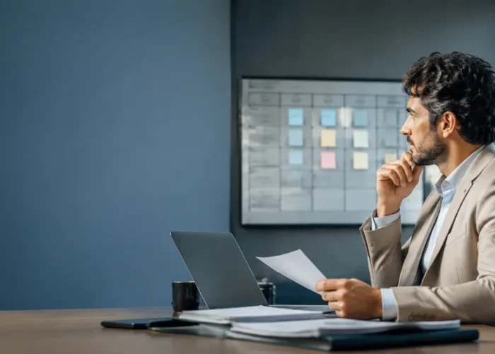 Profissional PJ avaliando contrato e rotina de trabalho em escritório