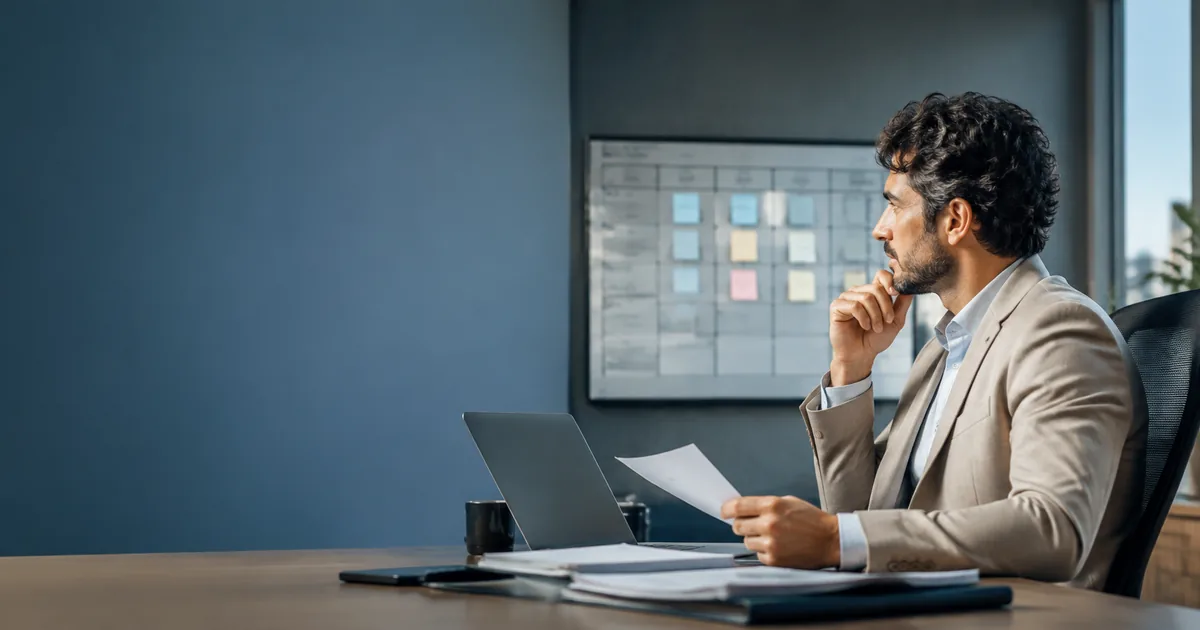 Profissional PJ avaliando contrato e rotina de trabalho em escritório