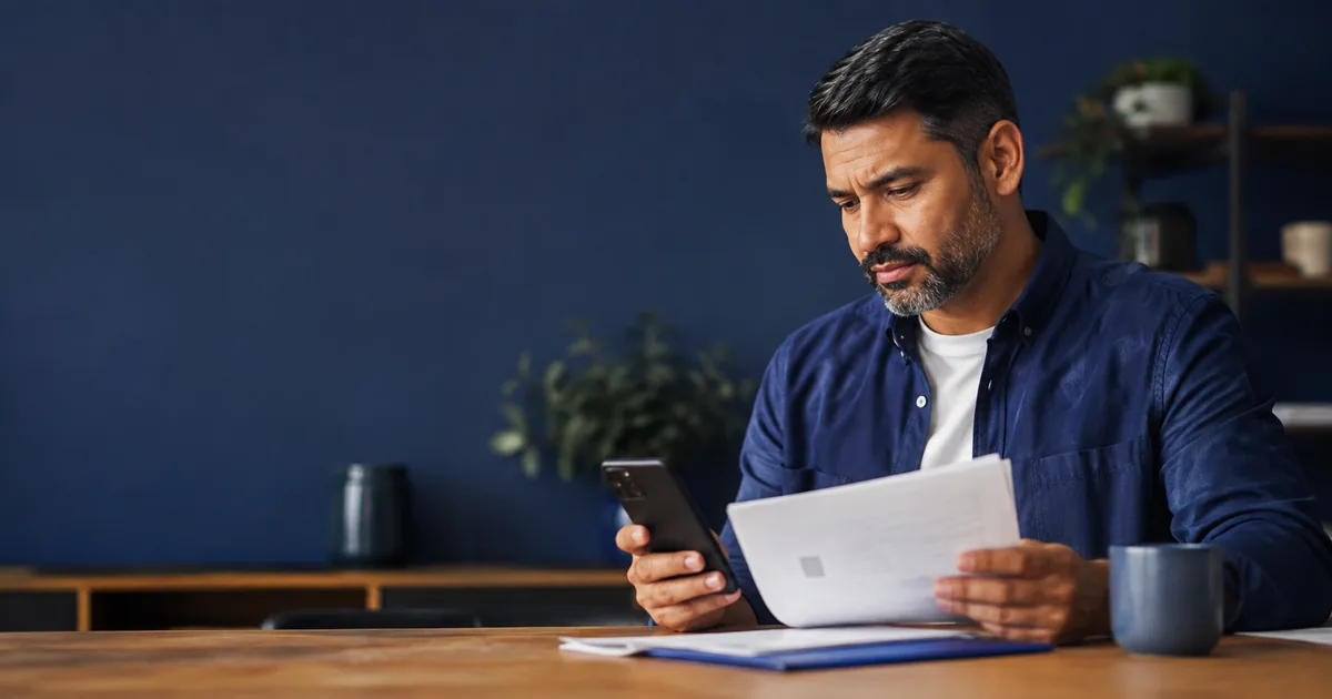 Trabalhador usa celular para conferir saque do FGTS
