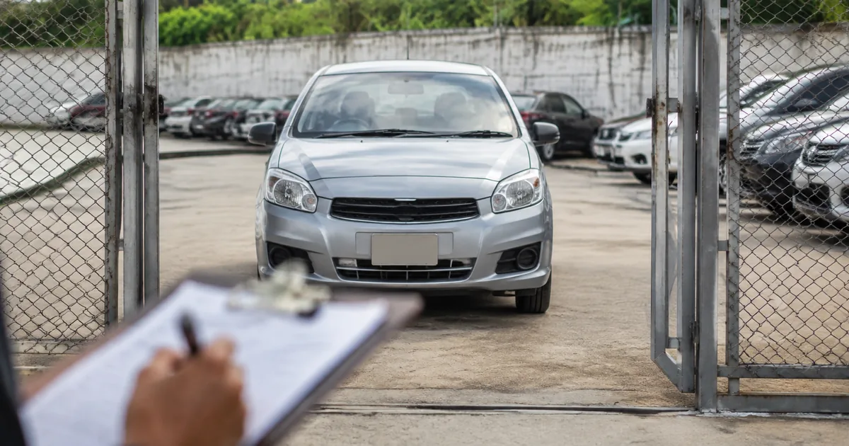 Automóvel em pátio aguardando procedimento de liberação