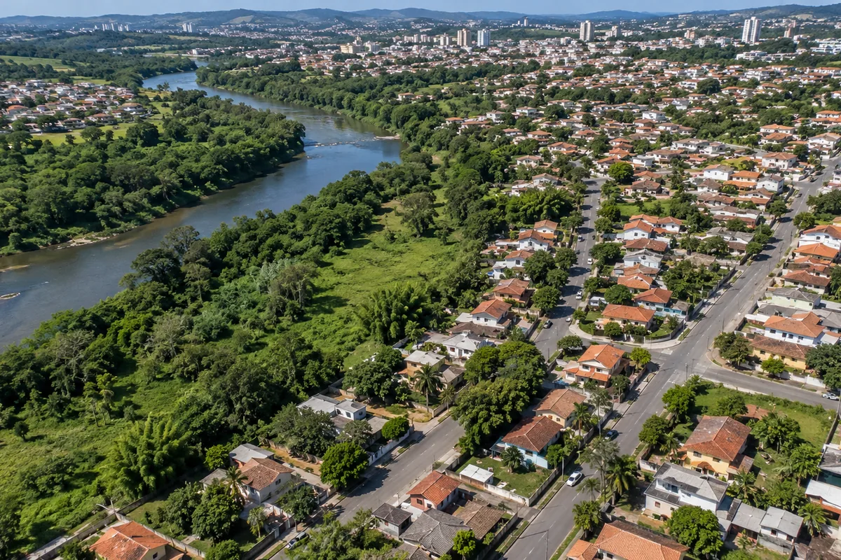 Bairro urbano próximo a curso d’água e vegetação preservada