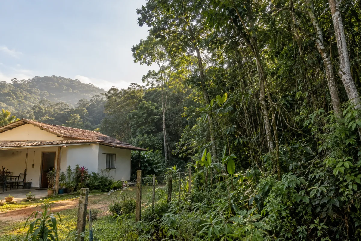 Casa rural junto ao limite de vegetação nativa protegida