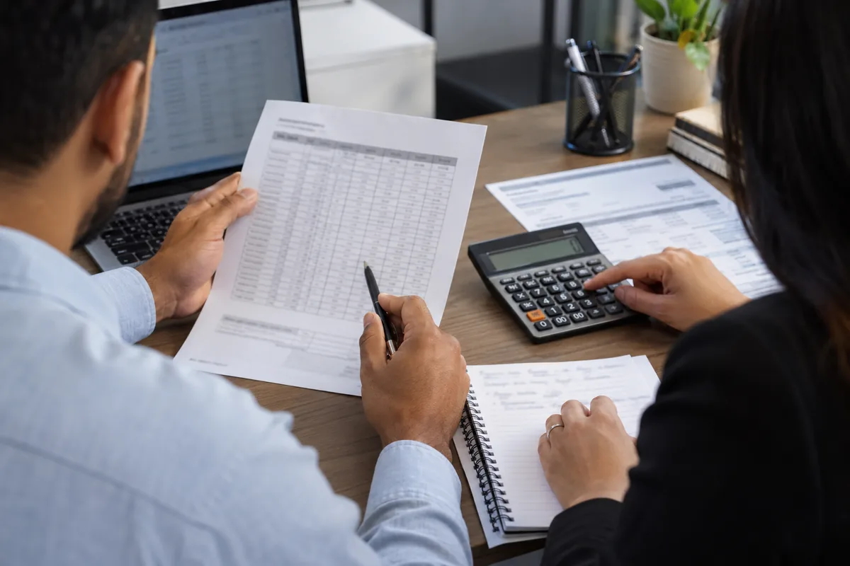 Profissionais conferem horas extras e adicional noturno no contracheque