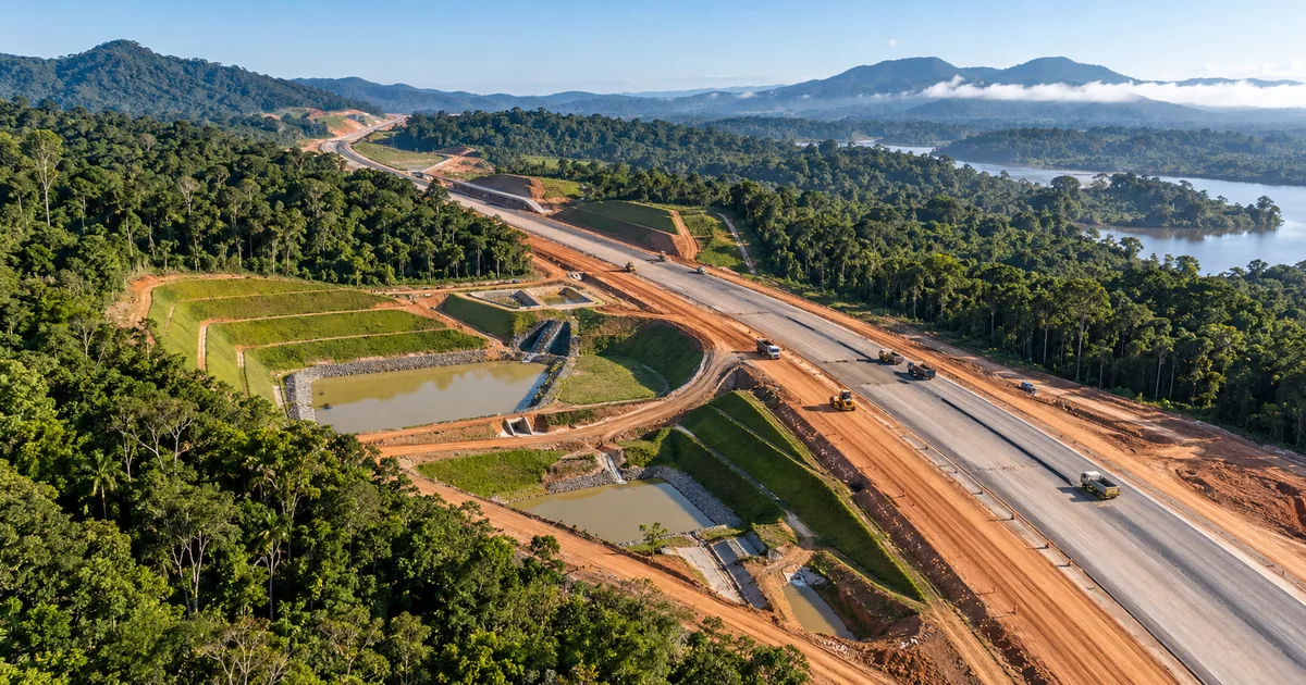 Obra rodoviária com bacias de sedimentos e faixas de vegetação preservada