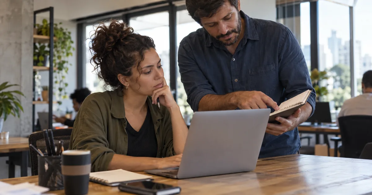 Freelancer recebe orientações de trabalho em ambiente profissional